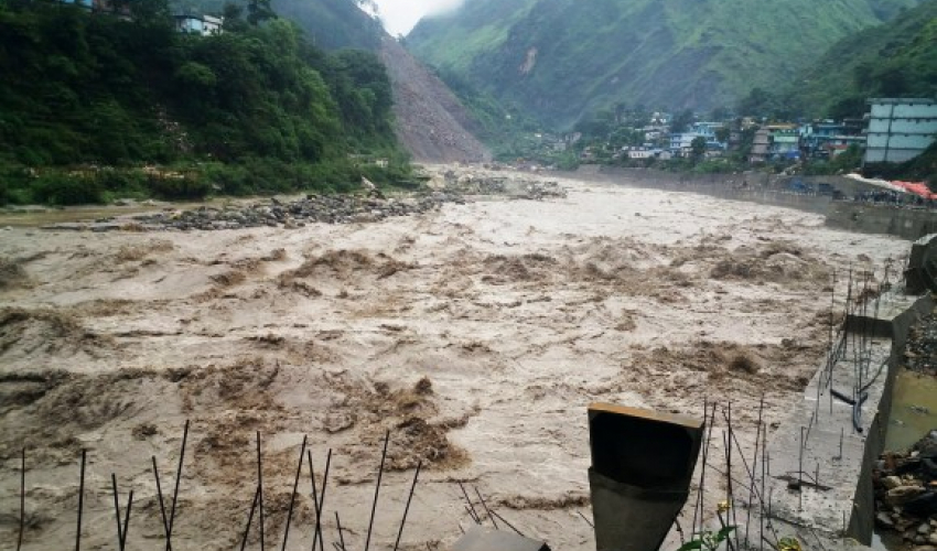 दार्चुलामा महाकाली नदीले निर्माण सामग्री बगाउँदा २० लाखको क्षति 